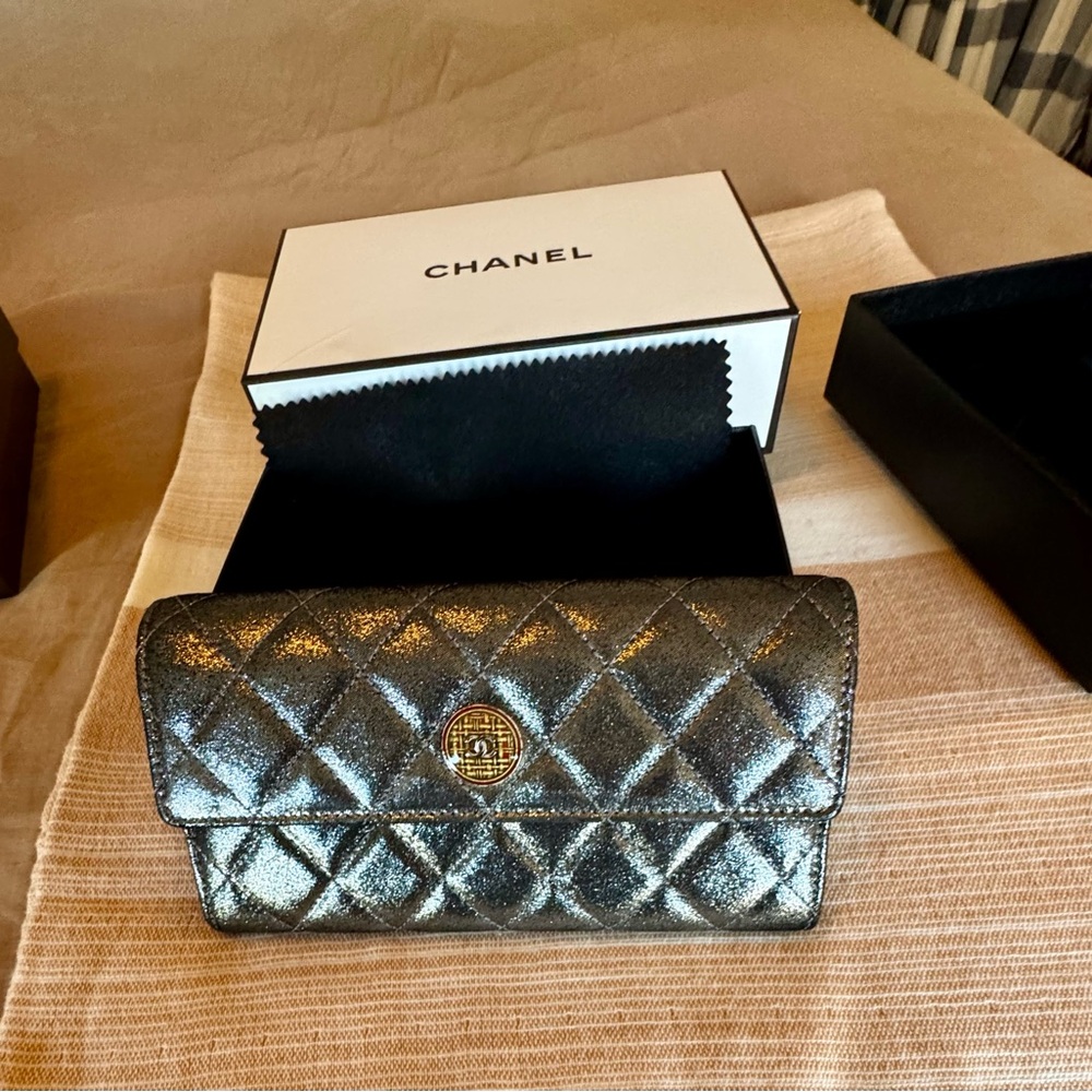 CHANEL Silver Quilted Wallet - Picture 6 of 15